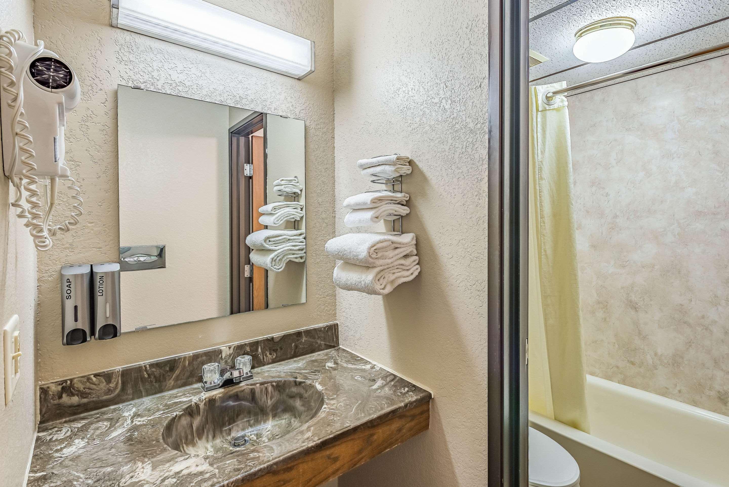 Rodeway Inn Saint Joseph Extérieur photo
